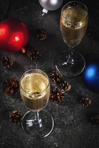 Champagne och jul dekorationer — Stockfoto