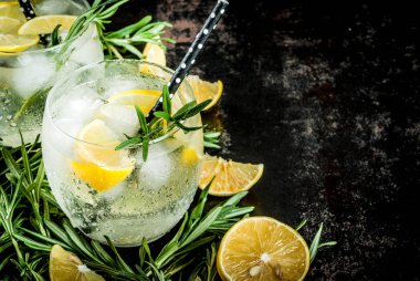 Soğuk içecek limon ve biberiye