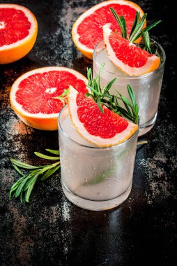 Rosemary, greyfurt ve cin kokteyli