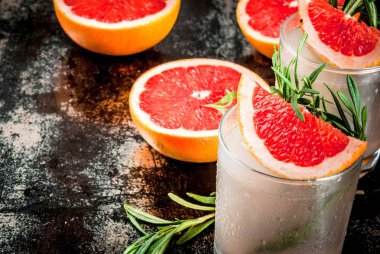 Rosemary, greyfurt ve cin kokteyli