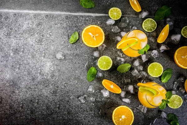 Ponche cítrico de verão com laranjas e limão — Fotografia de Stock