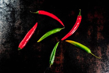 Kırmızı ve yeşil biber.