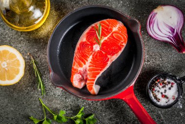 Çiğ taze somon balık