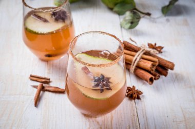 Baharatlı sonbahar armut kokteyl