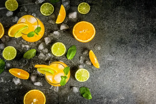 Ponche cítrico de verão com laranjas e limão — Fotografia de Stock