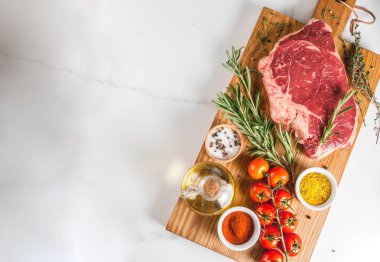Taze çiğ et, kuzu ya da dana biftek