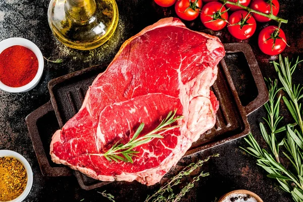 Čerstvé syrové maso, jehněčí nebo hovězí steak — Stock fotografie