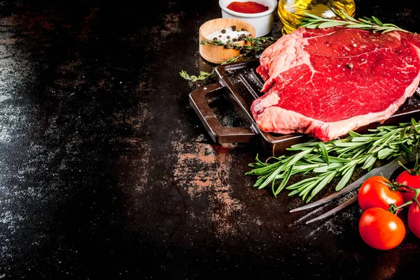 Čerstvé syrové maso, jehněčí nebo hovězí steak — Stock fotografie