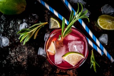 Kızılcık ve kireç kokteyl