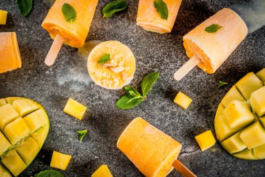 Çubuklu dondurmayı, dondurulmuş mango smoothie