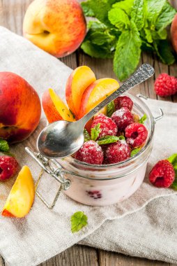 Ahududu ve şeftali ile gece yulaf ezmesi