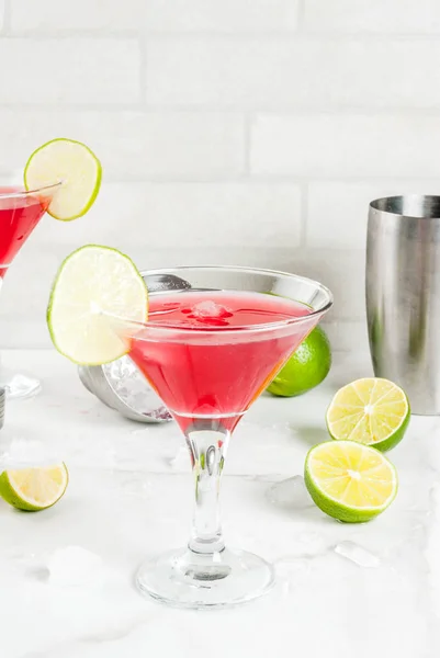 Cocktail cosmopolita rosso con lime — Foto Stock