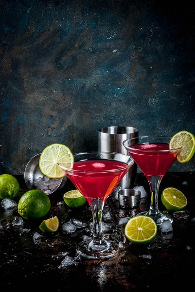 Red cosmopolitan cocktail with lime — Stock Photo, Image