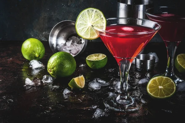 Röd cosmopolitan cocktail med lime — Stockfoto