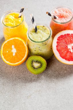 Çeşitli tropikal meyve smoothies