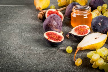 Bal ile sonbahar meyve (incir, armut, üzüm)