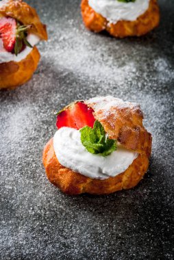 Krem şanti, çilek ve nane ile profiterol