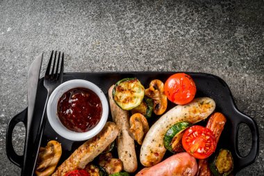 Izgara sosis ve sebze.