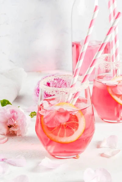 Ελαφριές τριανταφυλλί κοκτέιλ, ροζέ κρασί — Φωτογραφία Αρχείου