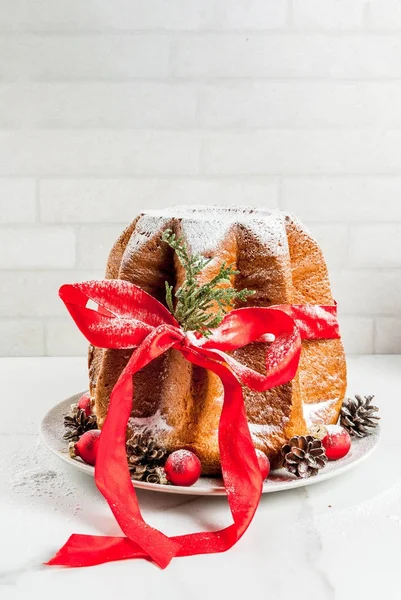 Traditioneller Weihnachtskuchen Panettone — Stockfoto
