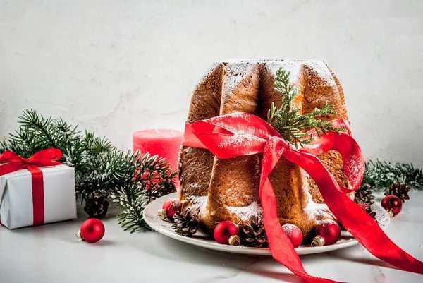 Traditioneller Weihnachtskuchen Panettone — Stockfoto