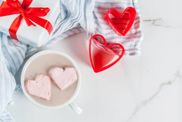 Heiße Schokolade mit Marshmallow-Herzen — Stockfoto