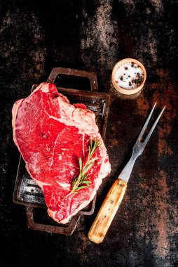 Taze çiğ et, kuzu ya da dana biftek