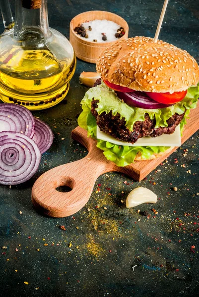 Pyszne hamburgery wołowiny i serem — Zdjęcie stockowe