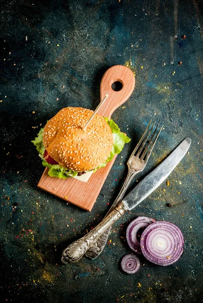 Pyszne hamburgery wołowiny i serem — Zdjęcie stockowe