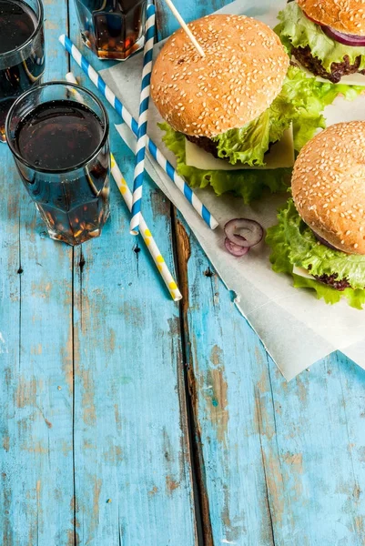 Leckere Burger mit Rindfleisch und Käse — Stockfoto