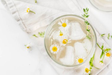 Papatya, kekik ve bal kokteyl 