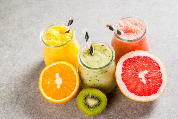 Vários smoothies de frutas tropicais — Fotografia de Stock