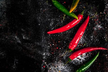 Kırmızı ve yeşil biber.