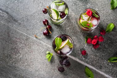 Geleneksel yaz berry mojito