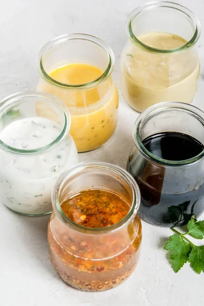 Aantal dressings voor salades — Stockfoto