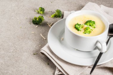Brokoli, peynir ve tavuk çorbası