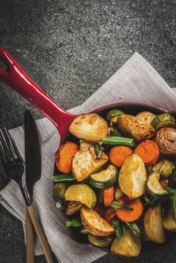 Tavada kavrulmuş sonbahar ve kış sebze