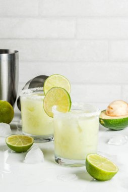 Avokado ve kireç margarita