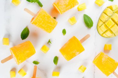 Çubuklu dondurmayı, dondurulmuş mango smoothie