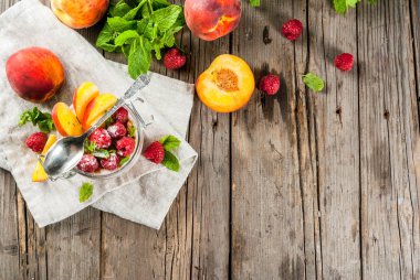 Ahududu ve şeftali ile gece yulaf ezmesi