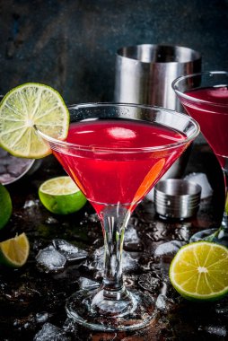 Kırmızı cosmopolitan kokteyl limon ile