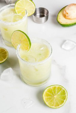 Avokado ve kireç margarita