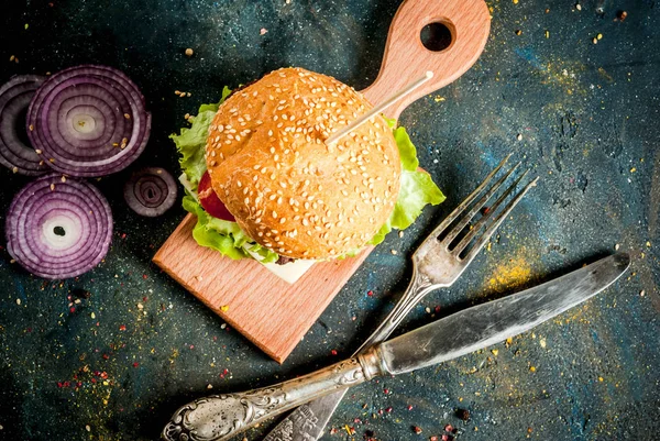 Leckere Burger mit Rindfleisch und Käse — Stockfoto