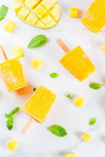 Popsicles, fagyasztott mango smoothie — Stock Fotó