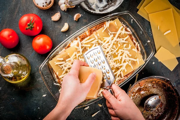 Cocinar lasaña boloñesa —  Fotos de Stock