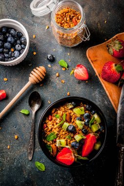 Granola ile fındık, taze meyveler ve meyve