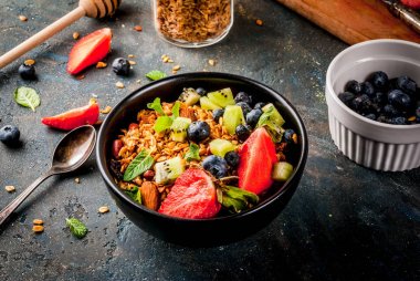 Granola ile fındık, taze meyveler ve meyve