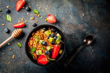 Granola ile fındık, taze meyveler ve meyve