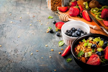 Granola ile fındık, taze meyveler ve meyve