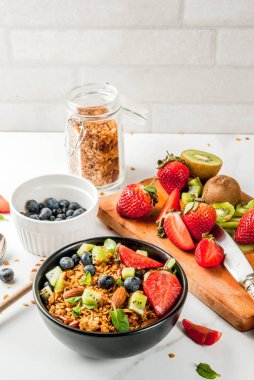 Granola ile fındık, taze meyveler ve meyve